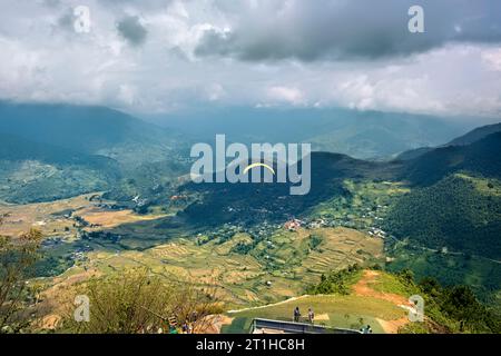 Gleitschirmfliegen über den Reisterrassen, Mu Cang Chai, Yen Bai, Vietnam Stockfoto