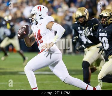 Boulder, CO, USA. Oktober 2023. Ashton Daniels (14) spielt den Ball in der ersten Hälfte des Fußballspiels zwischen Colorado und Stanford in Boulder, CO. Derek Regensburger/CSM/Alamy Live News Stockfoto