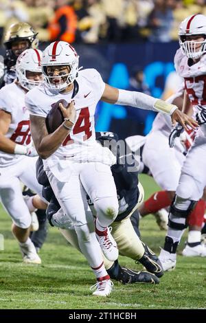 Boulder, CO, USA. Oktober 2023. Stanford Cardinal Quarterback Ashton Daniels (14) stürzt mit dem Ball in der ersten Hälfte des Fußballspiels zwischen Colorado und Stanford in Boulder, CO. Derek Regensburger/CSM/Alamy Live News Stockfoto