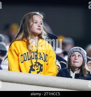 Boulder, CO, USA. Oktober 2023. Ein junger Colorado-Fan sieht sich die Action in der ersten Hälfte des Fußballspiels zwischen Colorado und Stanford in Boulder, CO. AN. Derek Regensburger/CSM/Alamy Live News Stockfoto