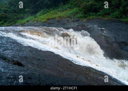 Die Kozhippara Falls, auch bekannt als Kakkadampoyil Falls, sind ein Wasserfall im Malappuram District in Kerala, Indien. Stockfoto