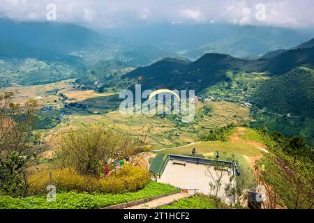 Gleitschirmfliegen über den Reisterrassen, Mu Cang Chai, Yen Bai, Vietnam Stockfoto