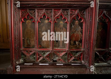 Aus dem 15. Jahrhundert bemalte Tafeln auf roodischem Bildschirm, St. Peter's Church, Ugborough, Devon, England, UK Stockfoto