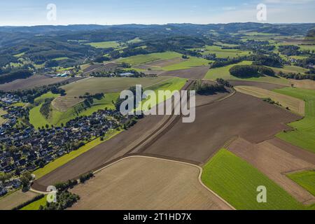 Luftbild, Wiesen und Felder mit Fernsicht, Grevenbrück, Lennestadt, Sauerland, Nordrhein-Westfalen, Deutschland ACHTUNGxMINDESTHONORARx60xEURO *** Luftaufnahme, Wiesen und Felder mit Fernsicht, Grevenbrück, Lennestadt, Sauerland, Nordrhein-Westfalen, Deutschland ATTENTIONxMINESTHONORARx60xEURO Credit: Imago/Alamy Live News Stockfoto