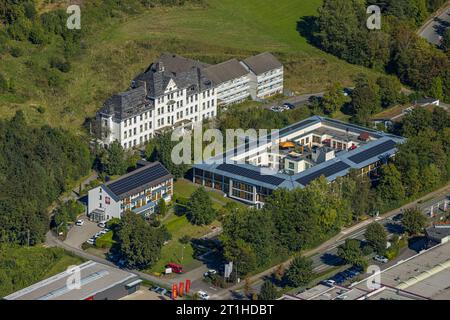 Luftbild, St. Franziskus Seniorenhaus und verfallenes ehemaliges Altenheim, Trockenbrück, Lennestadt, Sauerland, Nordrhein-Westfalen, Deutschland ACHTUNGxMINDESTHONORARx60xEURO *** Luftansicht, Seniorenheim St. Franziskus und baufälliges Altvolksheim, Trockenbrück, Lennestadt, Sauerland, Nordrhein-Westfalen, Deutschland ATTENTIONxMINESTHONORARx60xEURO Credit: Imago/Alamy Live News Stockfoto