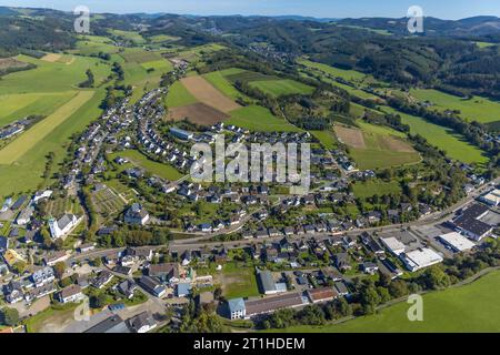 Luftbild, Ortsansicht Elspe mit St. Jakobus Schule und Kirche St. Jakobus der Ältere, Elspe, Lennestadt, Sauerland, Nordrhein-Westfalen, Deutschland ACHTUNGxMINDESTHONORARx60xEURO *** Luftansicht, Stadtansicht Elspe mit St. Jakobus Schule und Kirche St. Jakobus der ältere, Elspe, Lennestadt, Sauerland, Nordrhein-Westfalen, Deutschland ATTENTIONxMINESTHONORARx60xEURO Credit: Imago/Alamy Live News Stockfoto