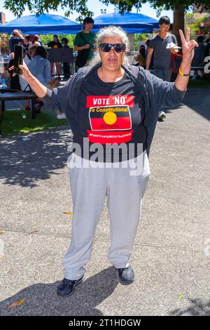 Sydney, Australien. Oktober 2023. Die Australier stimmen 2023 beim Referendum „Voice to Parliament“ in Redfern ab, einem Vorort von Sydney mit einer großen indigenen Bevölkerung. Im Bild: Ein indigener „Nein“-Wähler im National Centre of Indigenous Excellence in Redfern. Quelle: Robert Wallace / Wallace Media Network / Alamy Live News Stockfoto