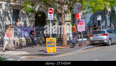 Sydney, Australien. Oktober 2023. Die Australier stimmen 2023 beim Referendum „Voice to Parliament“ in Redfern ab, einem Vorort von Sydney mit einer großen indigenen Bevölkerung. Im Bild: Die Wahlstation am Redfern Town Hall an der Pitt Street 73. Quelle: Robert Wallace / Wallace Media Network / Alamy Live News Stockfoto