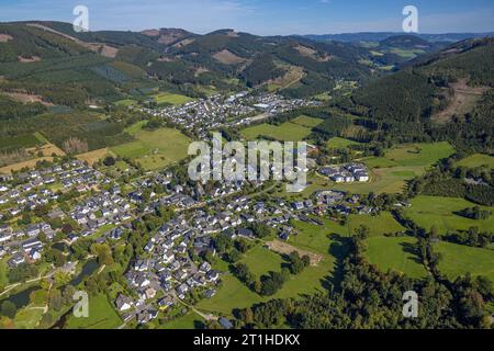 Luftbild, Ortsansicht Ortsteil Saalhausen, Waldgebiet mit Waldschäden, Kirche St. Jodokus, Baustelle am Fluss Lenne, Saalhausen, Lennestadt, Sauerland, Nordrhein-Westfalen, Deutschland ACHTUNGxMINDESTHONORARx60xEURO *** Luftsicht, Dorfteil Saalhausen, Waldfläche mit Waldschäden, Kirche St. Jodokus, Baustelle an der Lenne, Saalhausen, Lennestadt, Sauerland, Nordrhein-Westfalen, Deutschland ATTENTIONxMINESTHONORARx60xEURO Credit: Imago/Alamy Live News Stockfoto