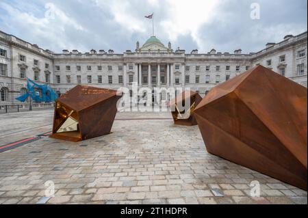 Somerset House, London, Großbritannien. Oktober 2023. 1-54 Contemporary African Art Fair findet während der Frieze-Woche vom 12. Oktober bis 15. Oktober statt, an der über 170 Künstler aus verschiedenen Medien, von Malerei und Skulptur bis hin zu gemischten Medien und Installationen, vertreten sind. Die Messe findet zum vierten Mal in Zusammenarbeit mit Christie’s Auktionshaus statt. Bild: Eigens für den Edmond J. Safra Fountain Court im Somerset House in Auftrag gegeben, präsentiert der marokkanische Künstler Amine El Gotaibi sein bisher ehrgeizigstes Werk: „Illuminate the Light“ in Zusammenarbeit mit der MCC Gallery in Marrakesch, Marokko. Der Künstler präsentiert TW Stockfoto