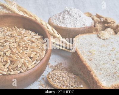 Verblasstes Bild von Vollkorn Weizen, Weizengetreide, Cracked Weizen, Glutenpflanzen für eine hohe Ballaststoffversorgung, gesunde Ernährung. Stockfoto