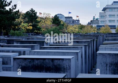 Berlin, Deutschland. Oktober 2023. Blick über das Stelenfeld des Gedenkwerks für die ermordeten Juden Europas, auch Holocaust-Gedenkstätte genannt. Im Hintergrund sehen Sie die Kuppel des Reichstagsgebäudes. Nach dem Terroranschlag der Hamas auf Israel kam es in ganz Deutschland zu zahlreichen Reaktionen. Quelle: Carsten Koall/dpa/Alamy Live News Stockfoto