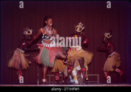 Afrikanischer Tanz bezieht sich auf die verschiedenen Tanzstile des afrikanischen Subsahara-Afrika. Diese Tänze sind eng mit den traditionellen Rhythmen und Musiktraditionen der Region verbunden. Musik und Tanz sind ein integraler Bestandteil vieler traditioneller afrikanischer Gesellschaften. Stockfoto