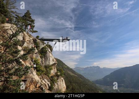 Naturns, Italien, Südtirol 11. Oktober 2023 hier der Blick am Naturnser Sonnenberg oberhalb von Naturns im Vinschgau auf die Aussichtsplattform Unterstell, Blick, Panorama, luftig, Gestell, wandern, spazieren, Bergwandern, Panorama, Tourismus *** Naturns, Italien, Südtirol 11 Oktober 2023 hier der Blick auf den Naturnser Sonnenberg oberhalb von Naturns im Vinschgau zur Aussichtsplattform Unterstell, Aussicht, Panorama, luftig, Rack, Wandern, Wandern, Bergwandern, Panorama, Tourismus Credit: Imago/Alamy Live News Stockfoto