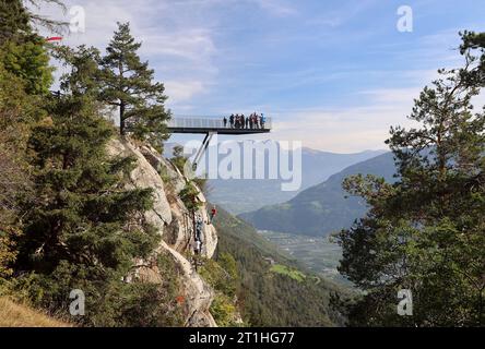 Naturns, Italien, Südtirol 11. Oktober 2023 hier der Blick am Naturnser Sonnenberg oberhalb von Naturns im Vinschgau auf die Aussichtsplattform Unterstell, Blick, Panorama, luftig, Gestell, wandern, spazieren, Bergwandern, Panorama, Tourismus *** Naturns, Italien, Südtirol 11 Oktober 2023 hier der Blick auf den Naturnser Sonnenberg oberhalb von Naturns im Vinschgau zur Aussichtsplattform Unterstell, Aussicht, Panorama, luftig, Rack, Wandern, Wandern, Bergwandern, Panorama, Tourismus Credit: Imago/Alamy Live News Stockfoto