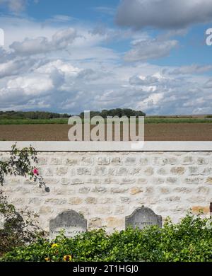 Grabsteine des berühmten niederländischen Malers Vincent van Gogh und seines Bruders Theo auf dem Friedhof mit Blick auf die Felder rund um die französische Auvers sur Oise Stockfoto