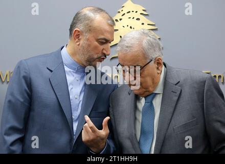 Beirut, Libanon. Oktober 2023. Der iranische Außenminister Hossein Amir-Abdollahian (L) und sein libanesischer Amtskollege Abdallah Bou Habib nehmen am 13. Oktober 2023 an einer Pressekonferenz in Beirut, Libanon, Teil. Amir-Abdollahian betonte am Freitag die Bereitschaft des Iran, Ruhe und Sicherheit im Libanon zu schützen, und rief die Staats- und Regierungschefs der Region zu einem Treffen auf, um die Lage in Gaza und im Libanon zu erörtern. Quelle: Bilal Jawich/Xinhua/Alamy Live News Stockfoto