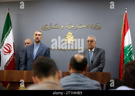 Beirut, Libanon. Oktober 2023. Der iranische Außenminister Hossein Amir-Abdollahian (L) und sein libanesischer Amtskollege Abdallah Bou Habib nehmen am 13. Oktober 2023 an einer Pressekonferenz in Beirut, Libanon, Teil. Amir-Abdollahian betonte am Freitag die Bereitschaft des Iran, Ruhe und Sicherheit im Libanon zu schützen, und rief die Staats- und Regierungschefs der Region zu einem Treffen auf, um die Lage in Gaza und im Libanon zu erörtern. Quelle: Bilal Jawich/Xinhua/Alamy Live News Stockfoto