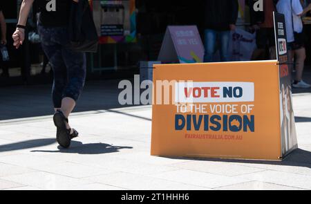 (231014) -- SYDNEY, 14. Oktober 2023 (Xinhua) -- Am 14. Oktober 2023 wird an einem Wahlschalter in Sydney, Australien, Eine Plakatwand für das Referendum der Indigenen Stimme aufgestellt. In ganz Australien wurden Wahllokale für das erste Referendum des Landes im 21. Jahrhundert eröffnet, bei dem die Wähler entscheiden, ob sie eine indigene Stimme im Parlament einrichten wollen oder nicht. Millionen Australier werden am Samstag mit "Ja" oder "Nein" über den Vorschlag stimmen, die Verfassung zu ändern, um die ersten Völker Australiens anzuerkennen, indem sie die Stimme schaffen, die das bundesparlament in allen Fragen beraten wird, die die Aborigines und T betreffen Stockfoto