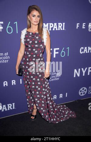 New York, New York, USA. Oktober 2023. (NEU) 61. New York Film Festival - Ferrari. 13. Oktober 2023, New York, New York, USA: Penelope Cruz besucht den roten Teppich für Ferrari während des 61. New York Film Festivals in der Alice Tully Hall, Lincoln Center am 13. Oktober 2023 in New York City. (Foto: M10s/TheNews2) (Foto: M10s/Thenews2/Zumapress) (Bild: © Ron Adar/TheNEWS2 Via ZUMA Press Wire) NUR ZUR REDAKTIONELLEN VERWENDUNG! Nicht für kommerzielle ZWECKE! Stockfoto