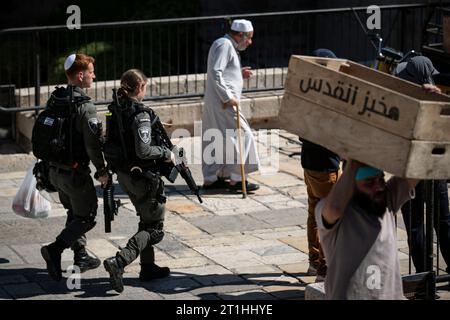 Jerusalem. Oktober 2023. Die Polizei patrouilliert am 13. Oktober 2023 in der Altstadt von Jerusalem. Am Freitag, dem ersten Tag für Jummah (ein muslimischer Freitagsgebetsgottesdienst), hat sich die Sicherheit in Jerusalem erhöht, seit der Konflikt zwischen der palästinensischen islamischen Widerstandsbewegung (Hamas) und Israel letzte Woche ausbrach. Quelle: Chen Junqing/Xinhua/Alamy Live News Stockfoto