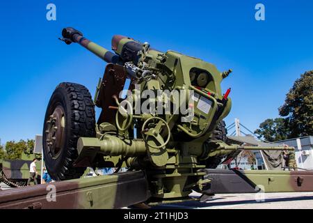 Artillerie-Panzerabwehrhülse und Haubitze mit großem Kaliber, ausgestellt auf der internationalen Waffenmesse in Belgrad, Serbien Stockfoto