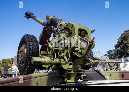 Artillerie-Panzerabwehrhülse und Haubitze mit großem Kaliber, ausgestellt auf der internationalen Waffenmesse in Belgrad, Serbien Stockfoto