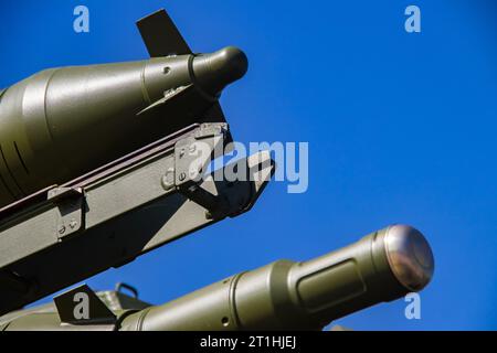 Modernes, ausgeklügeltes Luftabwehrraketensystem und Raketen auf selbstfahrender Abwehrwaffe, die auf der internationalen Waffenmesse in Belgrad enthüllt wurden Stockfoto