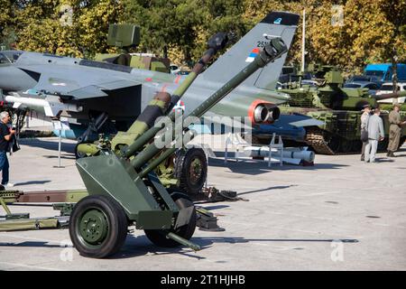 Artillerie-Panzerabwehrhülse und Haubitze mit großem Kaliber, ausgestellt auf der internationalen Waffenmesse in Belgrad, Serbien Stockfoto