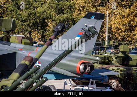 Artillerie-Panzerabwehrhülse und Haubitze mit großem Kaliber, ausgestellt auf der internationalen Waffenmesse in Belgrad, Serbien Stockfoto