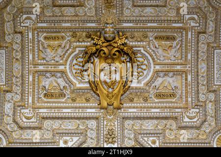 ROM, VATIKAN - 9. MÄRZ 2023: Dies ist ein Fragment mit dem Wappen von Papst Paul V. auf dem Gewölbe des Hauptatriums der Basilika St. Peter. Stockfoto