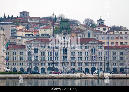 Triest, Italien - 8. April 2019: Palazzo del Municipio (Rathaus) auf der Piazza Unità d'Italia, dem Hauptplatz von Triest. Es befindet sich am Fuße von t Stockfoto
