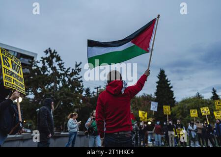 Ein Demonstrant hält eine palästinensische Flagge während einer Demonstration in Solidarität mit Palästina im Cal Anderson Park. Die Kundgebung, die im Cal Anderson Park stattfand, zog eine Vielzahl von Menschen an, die Banner, Fahnen und Schilder mit Botschaften des Friedens und der Gerechtigkeit trugen. Die Redner der Veranstaltung hoben hervor, wie wichtig es ist, das Bewusstsein für den seit langem andauernden Konflikt im Nahen Osten und seine Auswirkungen auf das palästinensische Volk zu schärfen. Sie betonten die Notwendigkeit einer friedlichen Beilegung, die die Rechte und die würde aller Beteiligten achtet. (Foto: Chin Hei Leung/SOPA Images/SIPA USA) Stockfoto