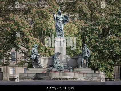 Liverpool, Vereinigtes Königreich - 07. Oktober 2023 - Gedenkstätte für das King's Liverpool Regiment in den St. Johns Gardens im Stadtzentrum von Liverpool. Selektiver Fokus. Stockfoto