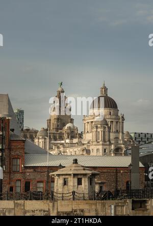 Liverpool, Großbritannien - 07. Oktober 2023 - Blick auf die Gebäude an der Hafenpromenade von Liverpool. Eines der Gebäude, die die drei Graces zu den anderen machen, das Cuna Stockfoto