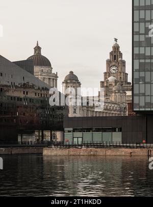 Liverpool, Großbritannien - 07. Oktober 2023 - Blick auf die Gebäude an der Hafenpromenade von Liverpool. Eines der Gebäude, die die drei Graces zu den anderen machen, das Cuna Stockfoto