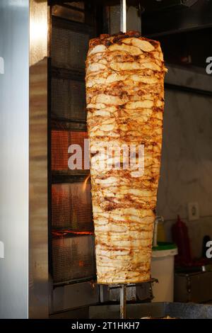 Über Street Food in der Türkei ist Döner Kebab immer vorzuziehen, Chicken Döner Kebab in einem Restaurant in Istanbul Türkei Stockfoto