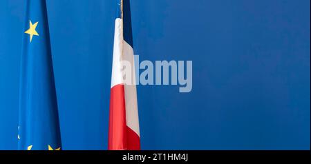 Französische und europäische Fahnen auf blauem Hintergrund. Stockfoto