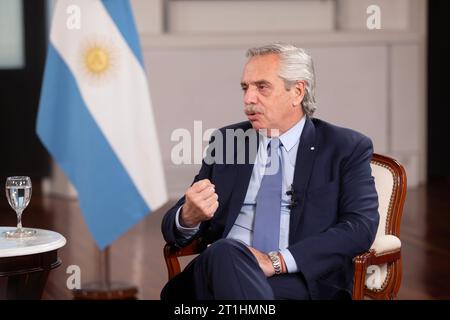 Buenos Aires, Argentinien. Oktober 2023. Der argentinische Präsident Alberto Fernandez spricht während eines exklusiven Interviews mit Xinhua in Buenos Aires, Argentinien, 5. Oktober 2023. Die Belt and Road Initiative (BRI) hat die Entwicklung in Argentinien gefördert und diente als Paradigma für die bedingungslosen Multilateralismus-Champions Chinas weltweit, wie der argentinische Präsident Alberto Fernandez kürzlich hier sagte. ZUM BEISPIEL: "Interview: Chinas BRI fördert Entwicklung, setzt sich für Multilateralismus ein", sagt der argentinische Präsident. Martin Zabala/Xinhua/Alamy Live News Stockfoto