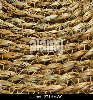 Runde gewebte Matte aus Wasser-Hyazinthen-Fasern, Korbtischmatten, runder brauner gewebter Strohroh aus Rattan Stockfoto