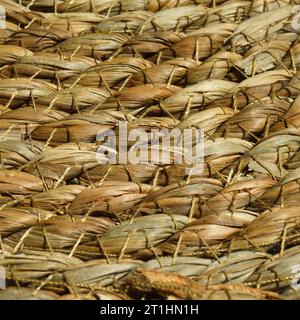 Runde gewebte Matte aus Wasser-Hyazinthen-Fasern, Korbtischmatten, runder brauner gewebter Strohroh aus Rattan Stockfoto