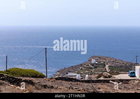 IOS, Griechenland - 10. September 2023 : Blick auf eine Fähre in der Ferne, die sich der Insel iOS Griechenland nähert Stockfoto