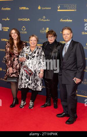 Preis - Goldene Henne 2023 Angelika Mann, Uschi Bruening, Ralf rasch, Ulrike Weidemüeller bei der Goldenen Henne 2023 am 13.10.2023 im Studio 3 der Media City in Leipzig. *** Preis Goldene Henne 2023 Angelika Mann, Uschi Bruening, Ralf rasch, Ulrike Weidemüeller auf der Goldenen Henne 2023 am 13 10 2023 in Studio 3 der Medienstadt Leipzig Copyright: XEventpressxKochanx Credit: Imago/Alamy Live News Stockfoto