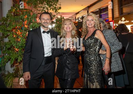 Preis - Goldene Henne 2023 Petra Zieger mit Ehemann Peter Taudte und Victoria Herrmann mit Freund David Böthig bei der Goldenen Henne 2023 am 13.10.2023 im Studio 3 der Media City in Leipzig. *** Award Golden Hen 2023 Petra Zieger mit Ehemann Peter Taudte und Victoria Herrmann mit Freund David Böthig bei der Golden Hen 2023 am 13 10 2023 in Studio 3 der Medienstadt Leipzig Copyright: XEventpressxKochanx Credit: Imago/Alamy Live News Stockfoto