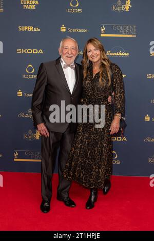 Preis - Goldene Henne 2023 Dieter Didi Hallervorden mit Ehefrau Christiane Zander bei der Goldene Henne 2023 am 13.10.2023 im Studio 3 der Media City in Leipzig. *** Preis Goldene Henne 2023 Dieter Didi Hallervorden mit Frau Christiane Zander auf der Goldenen Henne 2023 am 13 10 2023 in Studio 3 der Medienstadt Leipzig Copyright: XEventpressxKochanx Credit: Imago/Alamy Live News Stockfoto