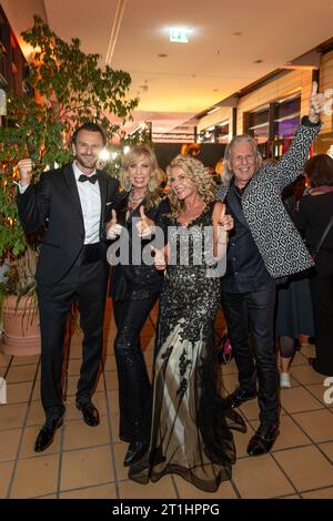 Preis - Goldene Henne 2023 Petra Zieger mit Ehemann Peter Taudte und Victoria Herrmann mit Freund David Böthig bei der Goldenen Henne 2023 am 13.10.2023 im Studio 3 der Media City in Leipzig. *** Award Golden Hen 2023 Petra Zieger mit Ehemann Peter Taudte und Victoria Herrmann mit Freund David Böthig bei der Golden Hen 2023 am 13 10 2023 in Studio 3 der Medienstadt Leipzig Copyright: XEventpressxKochanx Credit: Imago/Alamy Live News Stockfoto