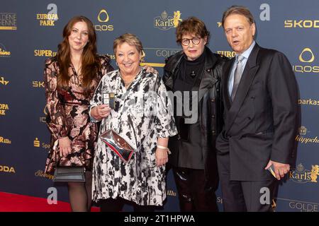 Preis - Goldene Henne 2023 Angelika Mann, Uschi Bruening, Ralf rasch, Ulrike Weidemüeller bei der Goldenen Henne 2023 am 13.10.2023 im Studio 3 der Media City in Leipzig. *** Preis Goldene Henne 2023 Angelika Mann, Uschi Bruening, Ralf rasch, Ulrike Weidemüeller auf der Goldenen Henne 2023 am 13 10 2023 in Studio 3 der Medienstadt Leipzig Copyright: XEventpressxKochanx Credit: Imago/Alamy Live News Stockfoto