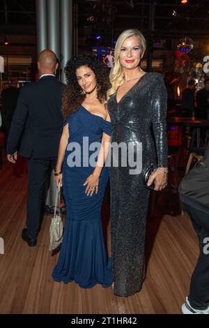 Preis - Goldene Henne 2023 Marwa Eldessouky und Annette Mugrauer bei der Goldene Henne 2023 am 13.10.2023 im Studio 3 der Media City in Leipzig. *** Preis Goldene Henne 2023 Marwa Eldessouky und Annette Mugrauer auf der Goldenen Henne 2023 am 13 10 2023 im Studio 3 der Medienstadt Leipzig. Copyright: XEventpressxKochanx Credit: Imago/Alamy Live News Stockfoto