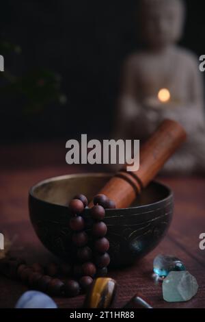 tibetische Schüssel mit Rosenkranzperlen Stockfoto