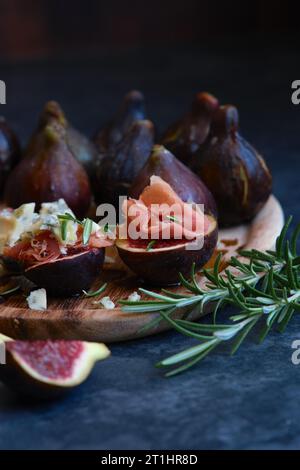 Feigen Käse mit Schimmel und Marmelade Stockfoto